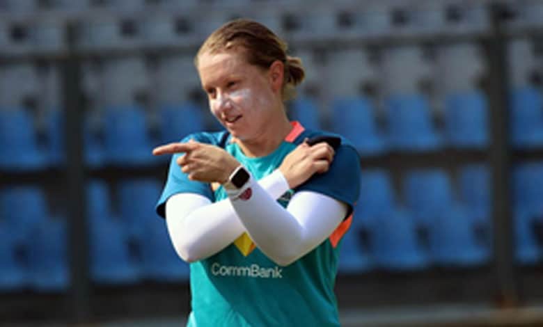 Australia Delay Selection Call to Check Healy's Fitness for Ashes Test