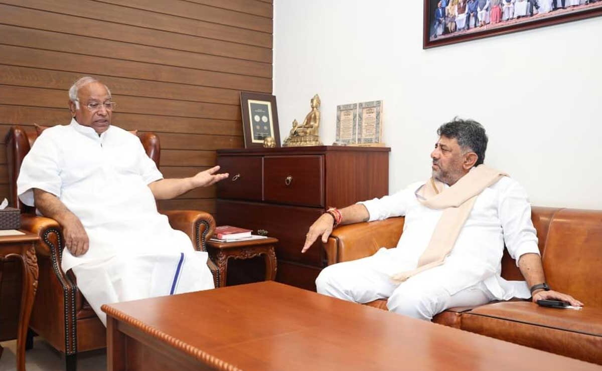 Amid Karnataka Congress Infighting, DK Shivakumar Meets Mallikarjun Kharge