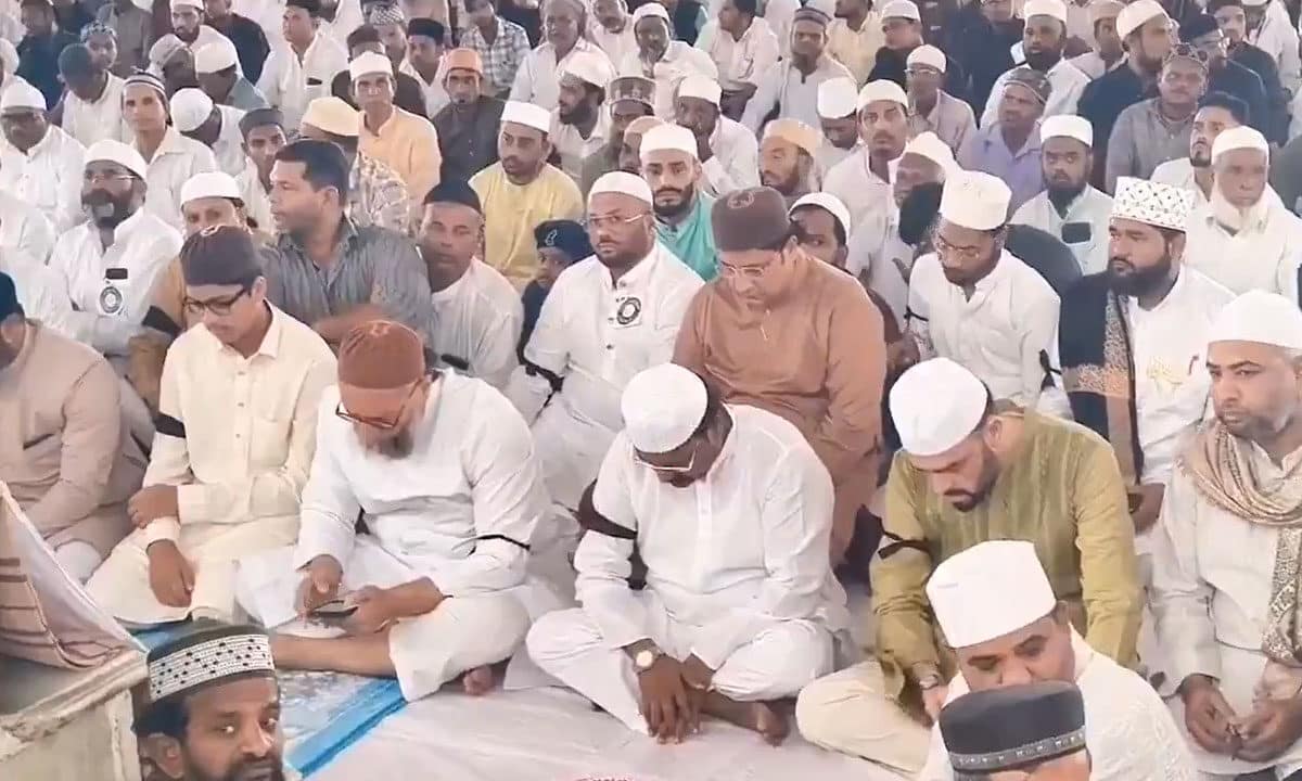 Hyderabad: Owaisi Leads Silent Black-Band Protest at Makkah Masjid Against Waqf Bill