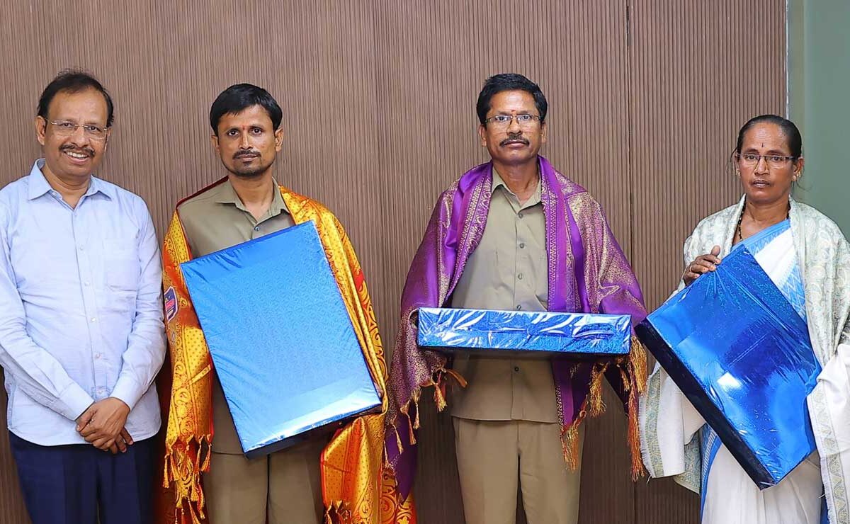 Telangana: ASHA Worker, Driver, and Conductor Honored for Mid-Bus Childbirth Assistance
