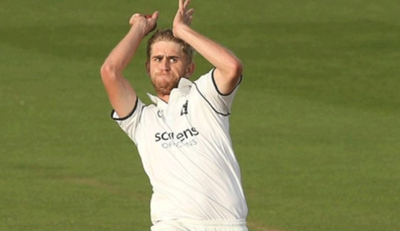 Olly Stone to Miss Start of English Summer After Undergoing Knee Surgery