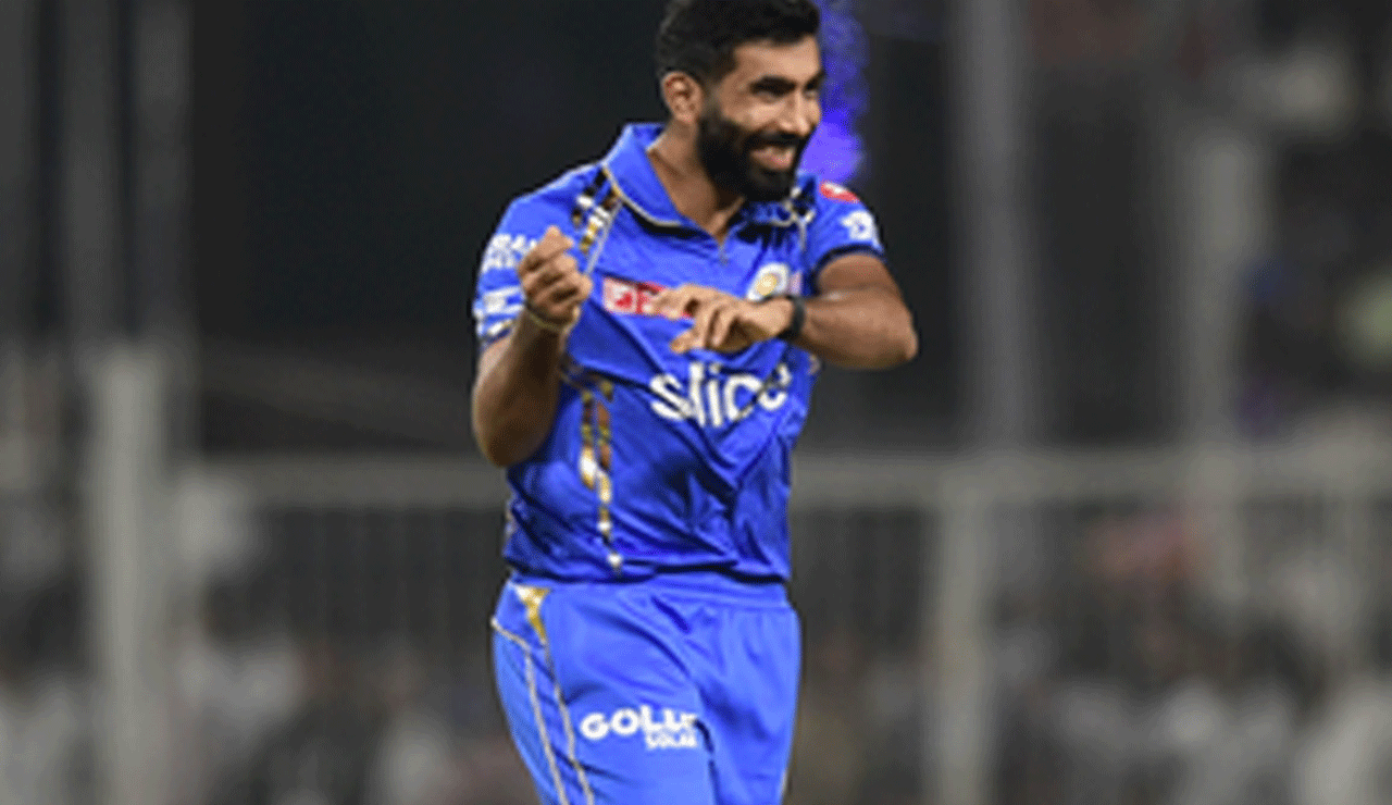 Jasprit Bumrah Joins Mumbai Indians Ahead of RCB Clash