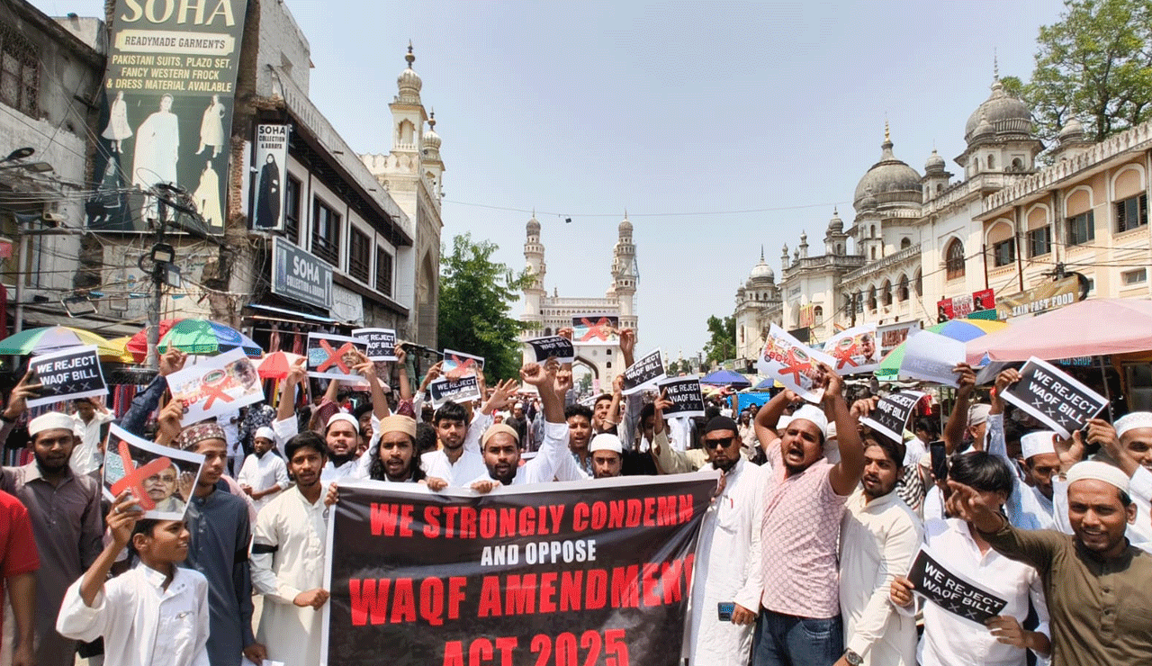 Tensions Erupt at Charminar as Muslims Protest Against Waqf Amendment Bill