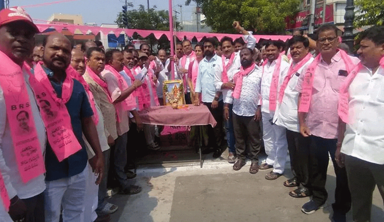 Amberpet All Set for Silver Jubilee: Pink Flags Soar Ahead of BRS Celebrations