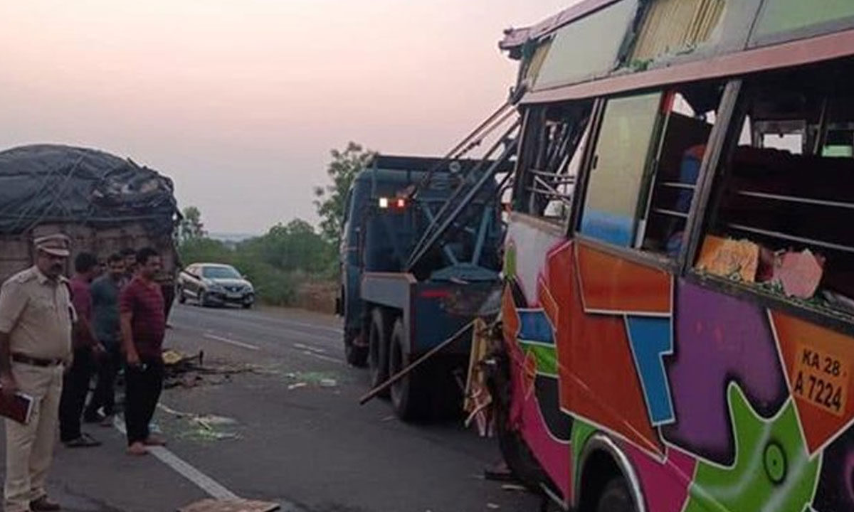 5 Killed, Including 13-Year-Old Girl, in Minibus Crash Near Nelogi Cross in Karnataka