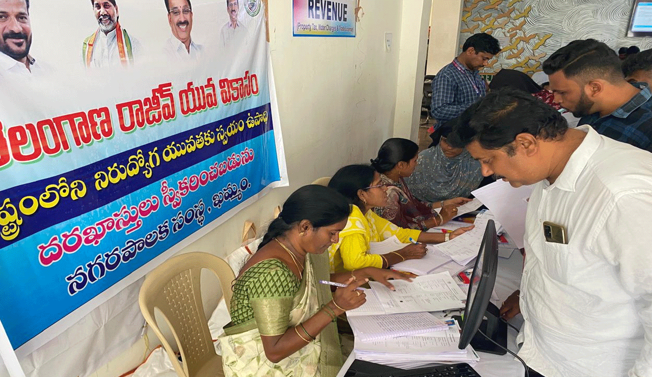 Youth Flock to Apply for Rajiv Yuva Vikasam Scheme Amidst Huge Demand in Telangana