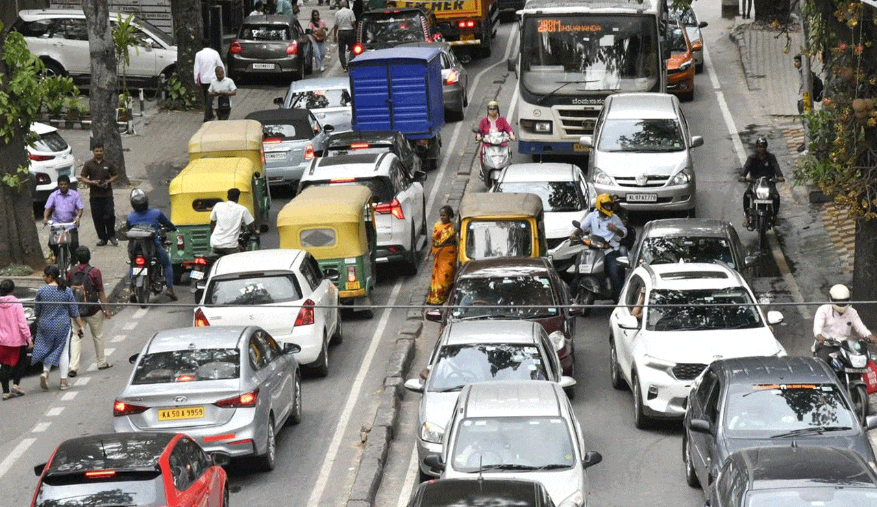 Massive Traffic Jam on ORR: Vehicles Stuck for Kilometers