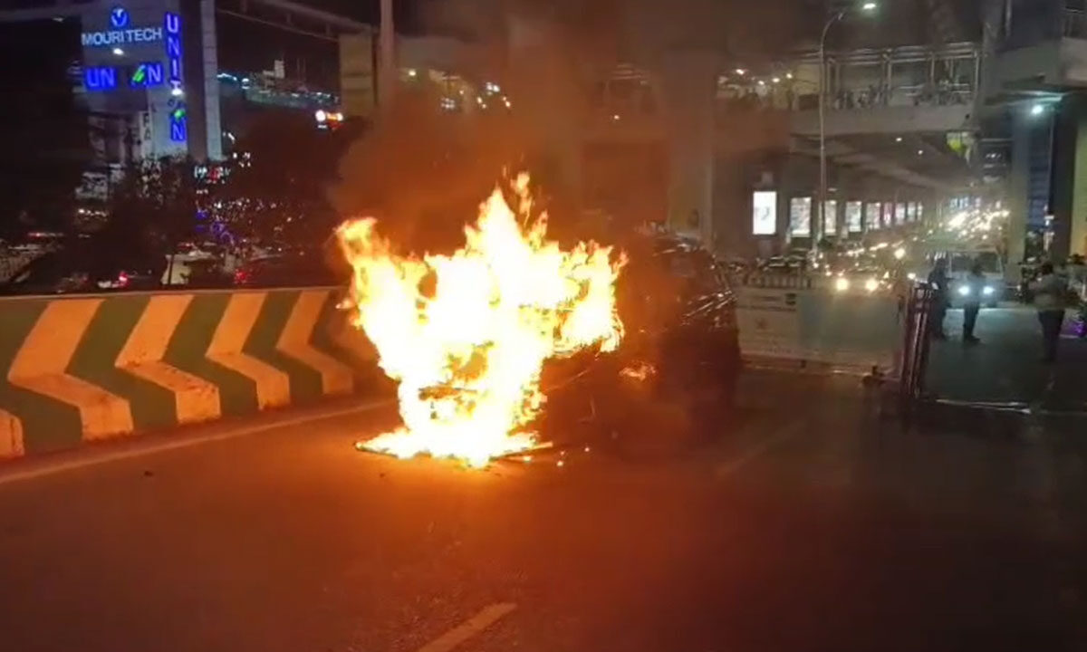 Car Catches Fire Near Raidurg Metro Station in Madhapur; Passengers Escape Unhurt