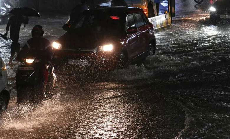 Heavy Rains Lash Hyderabad; Thunderstorms Disrupt Traffic Across the City