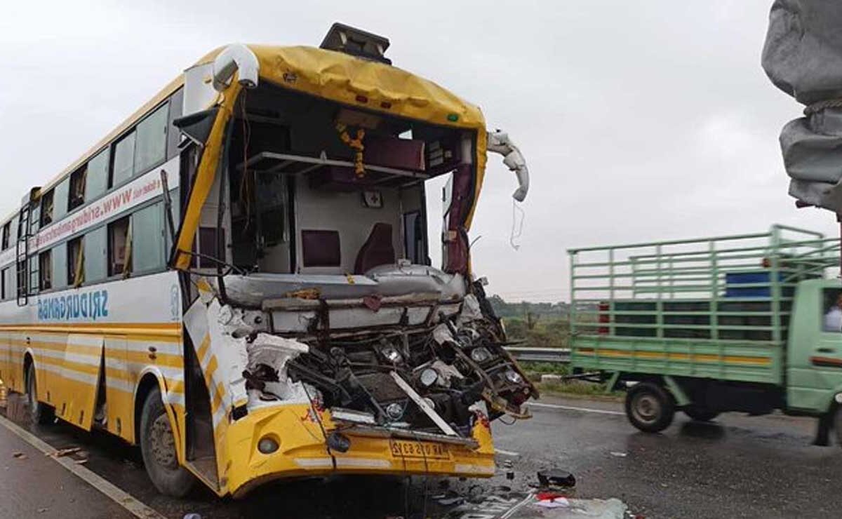 Karnataka-Hyderabad Bus Collides with Truck in Telangana’s Narayanpet; 18 Injured