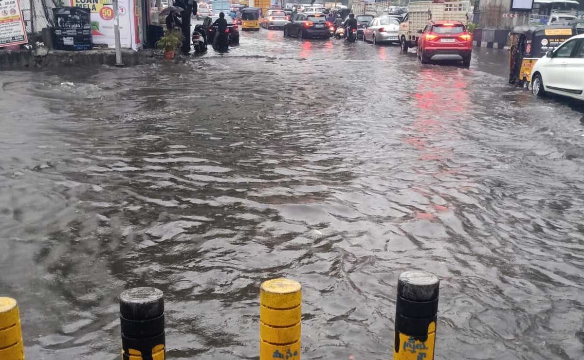 Hyderabad Rains: Old City Roads Flooded, Traffic Comes to a Standstill