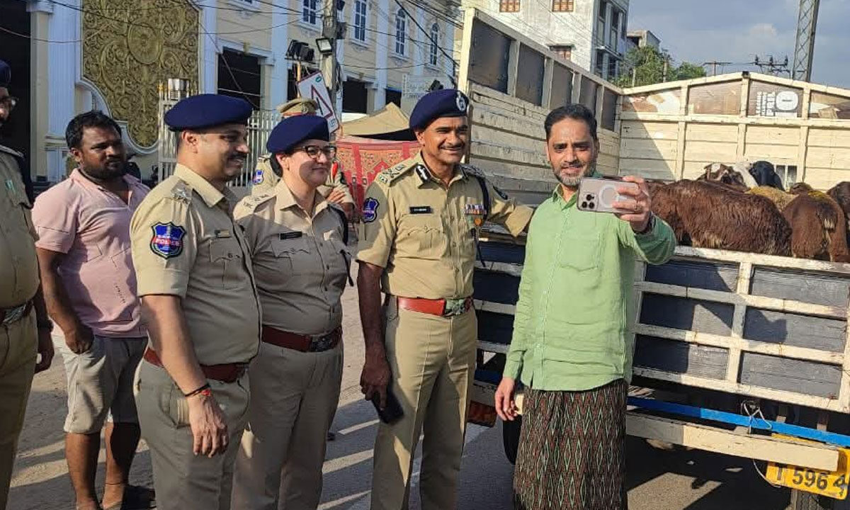 Hyderabad Police Step Up Security Ahead of Bakrid, CP C.V. Anand Conducts Surprise Inspections