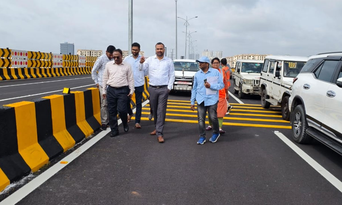 Hyderabad: GHMC Commissioner Reviews Shilpa Layout Phase-2 Flyover, Orders Beautification Push