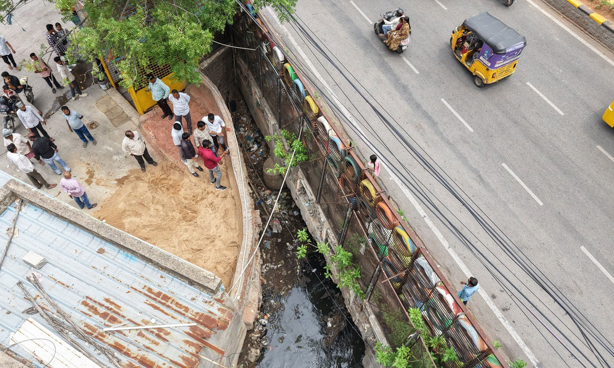 Hyderabad: Hydraa Clears Encroachments at Chintal Basti to Facilitate Nala Widening