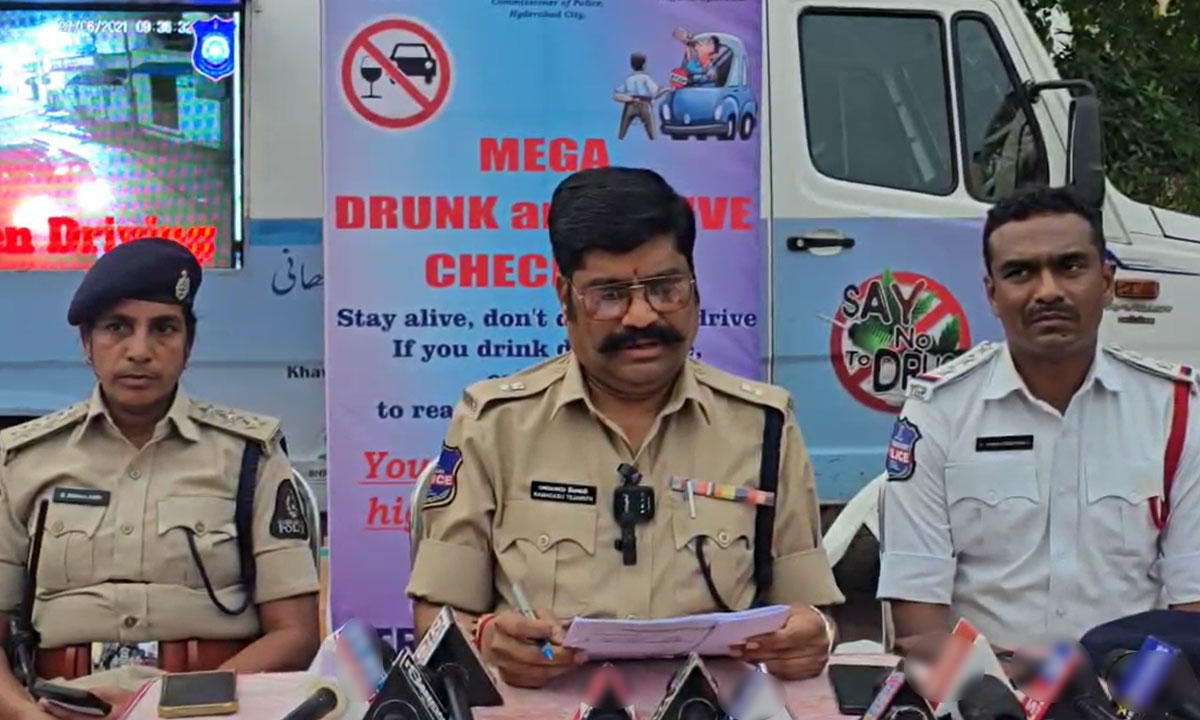 Hyderabad Traffic Police Conduct Mega Drunken Drive at Tolichowki; 18 Cases Registered
