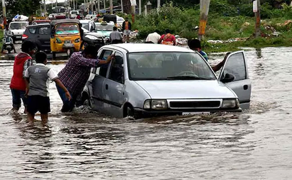 Heavy rain pounds parts of Telangana, hits road transport