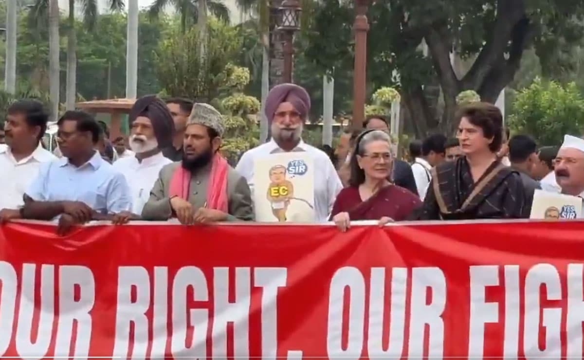 Sonia, Priyanka, other Opposition leaders protest against SIR in Parliament premises