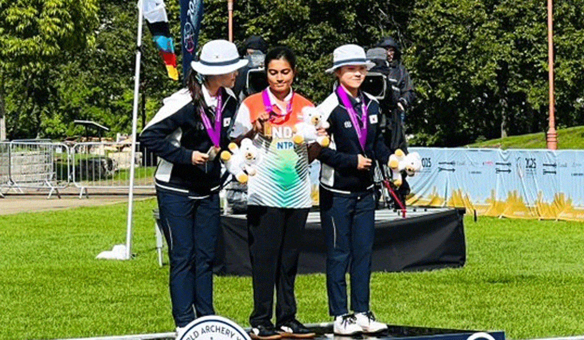 Telangana CM congratulates archer Chikitha on winning gold medal