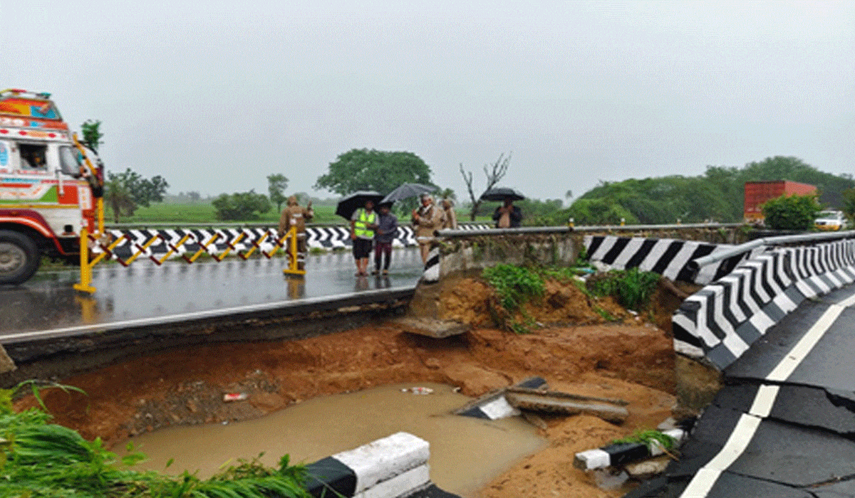 Traffic diverted as heavy rain damages Hyderabad-Nagpur highway
