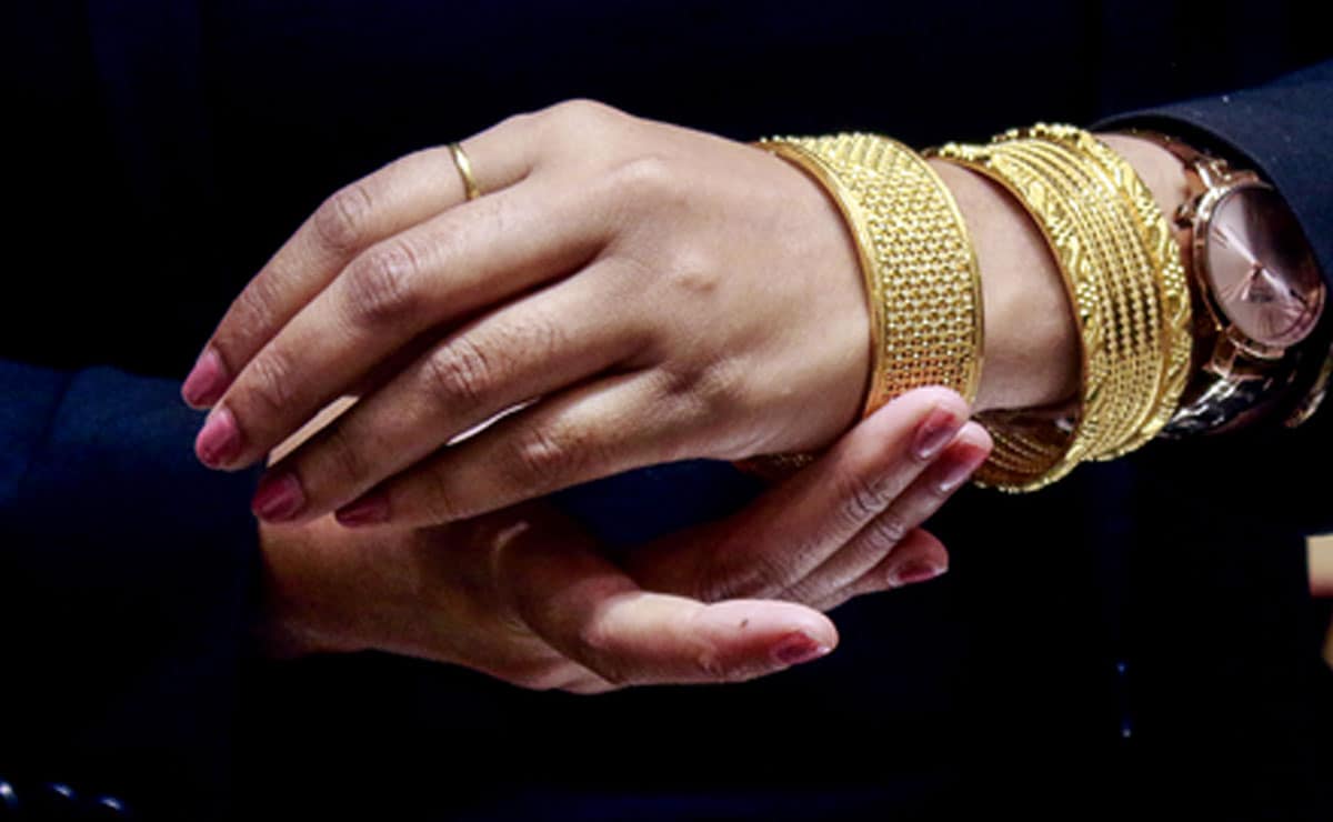 Trump says no tariffs on gold imports, extends China tariff deadline