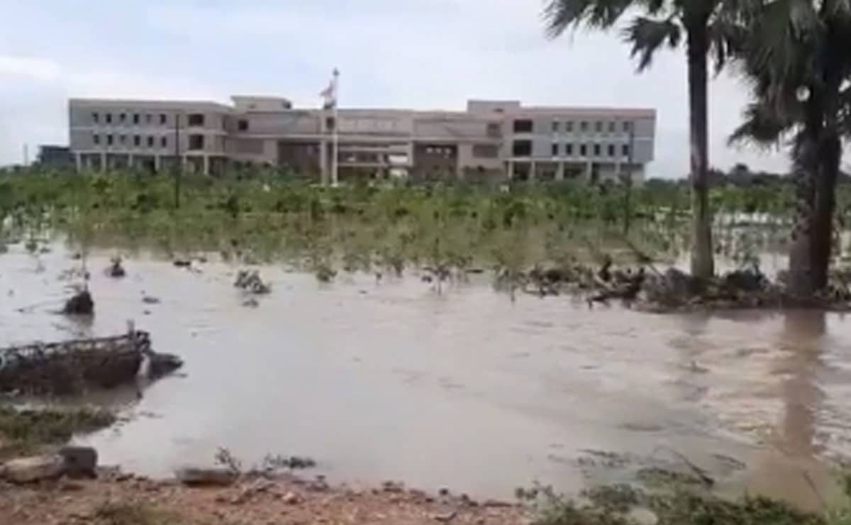 Heavy rain in parts of Telangana, CM puts administration on alert
