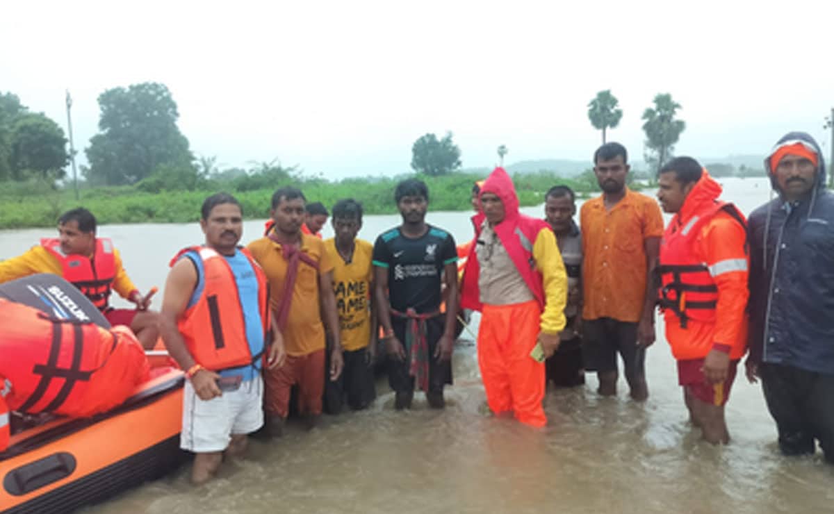 Six persons trapped in swollen stream in Telangana