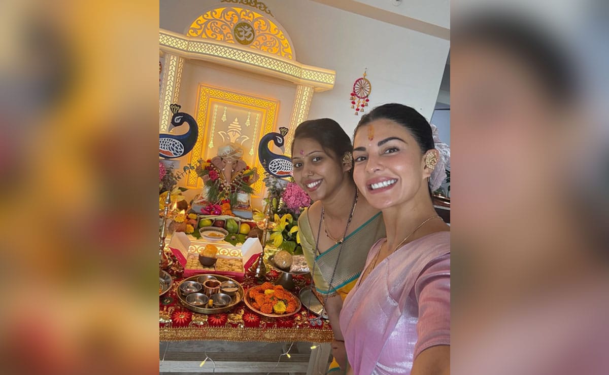 Jacqueline shares glimpse of Lal Baugcha Raja visit, seeks blessings