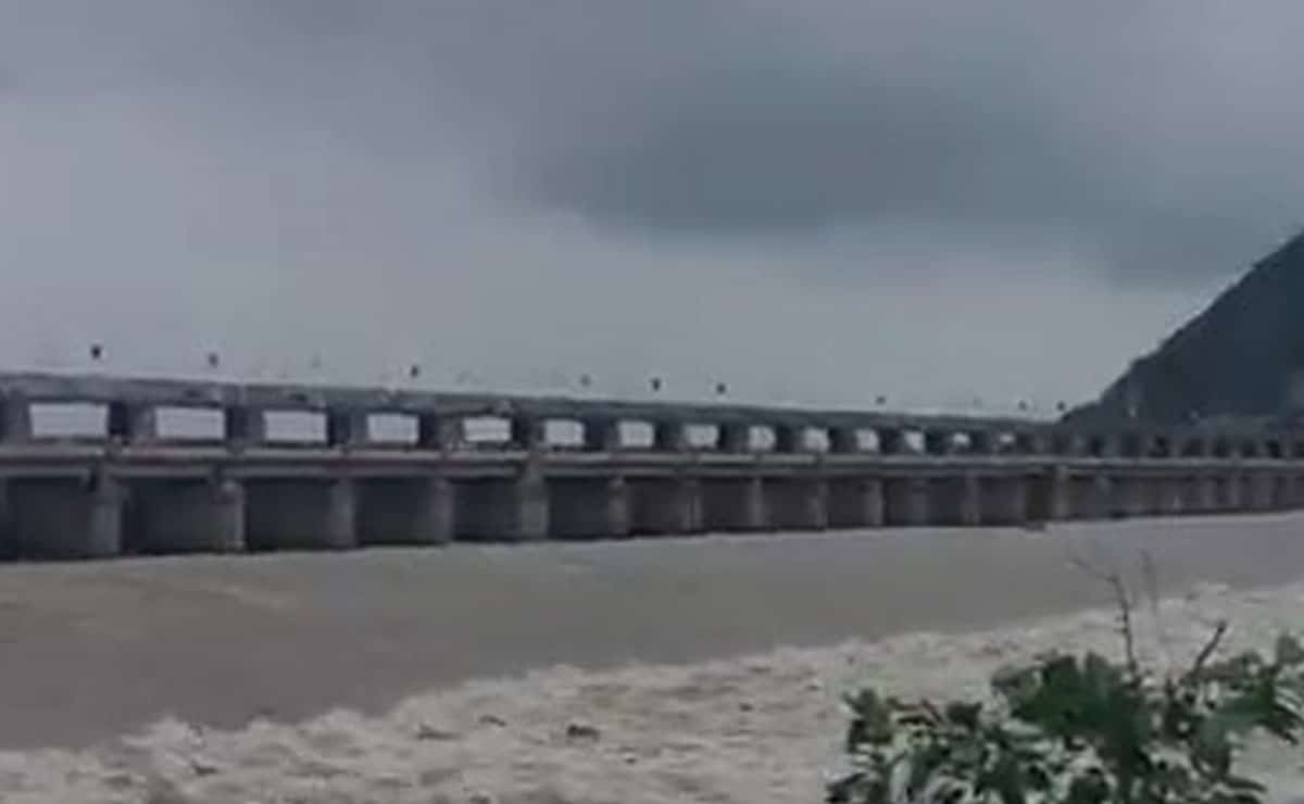 Krishna, Godavari in spate, first warning issued at Prakasam Barrage