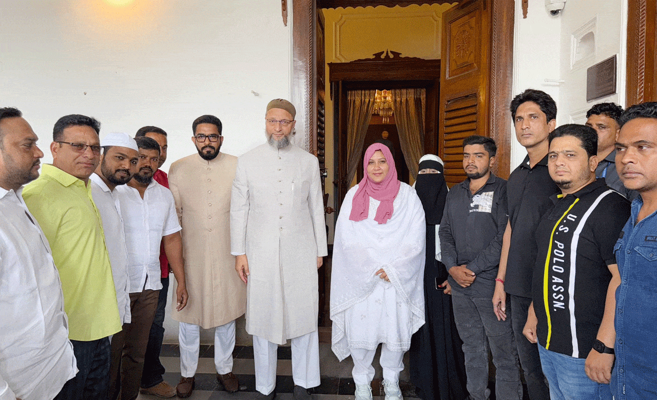 Former Congress Corporator Candidate Ayesha Farheen Joins AIMIM in Presence of Asaduddin Owaisi