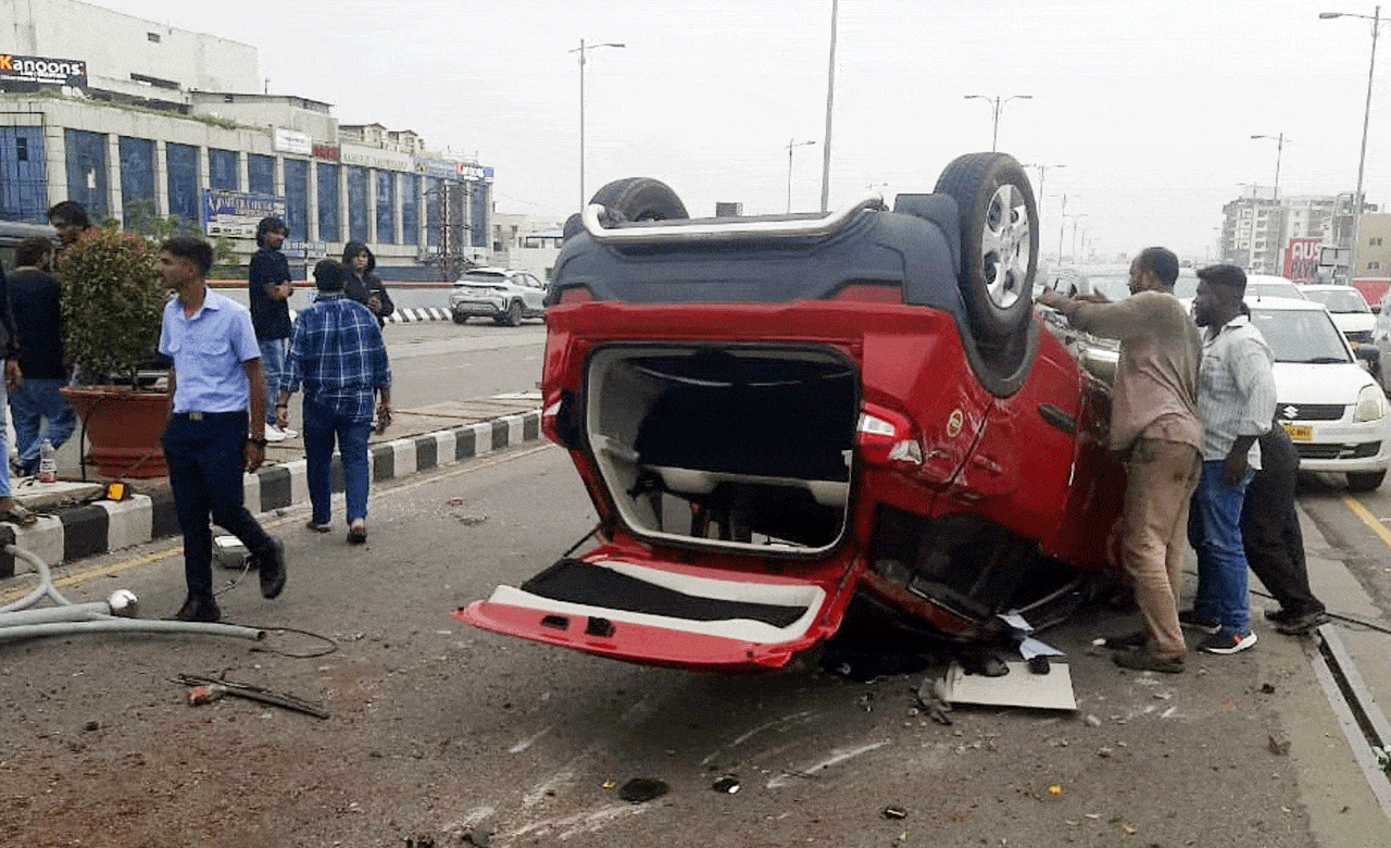 Car Overturns on PVNR Expressway, Minor Injuries Reported, Traffic Hit