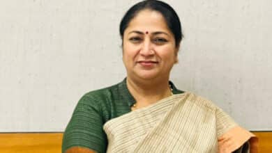 Delhi’s Chief Minister steps in to remove ban on traditional clothes at Pitampura restaurant.