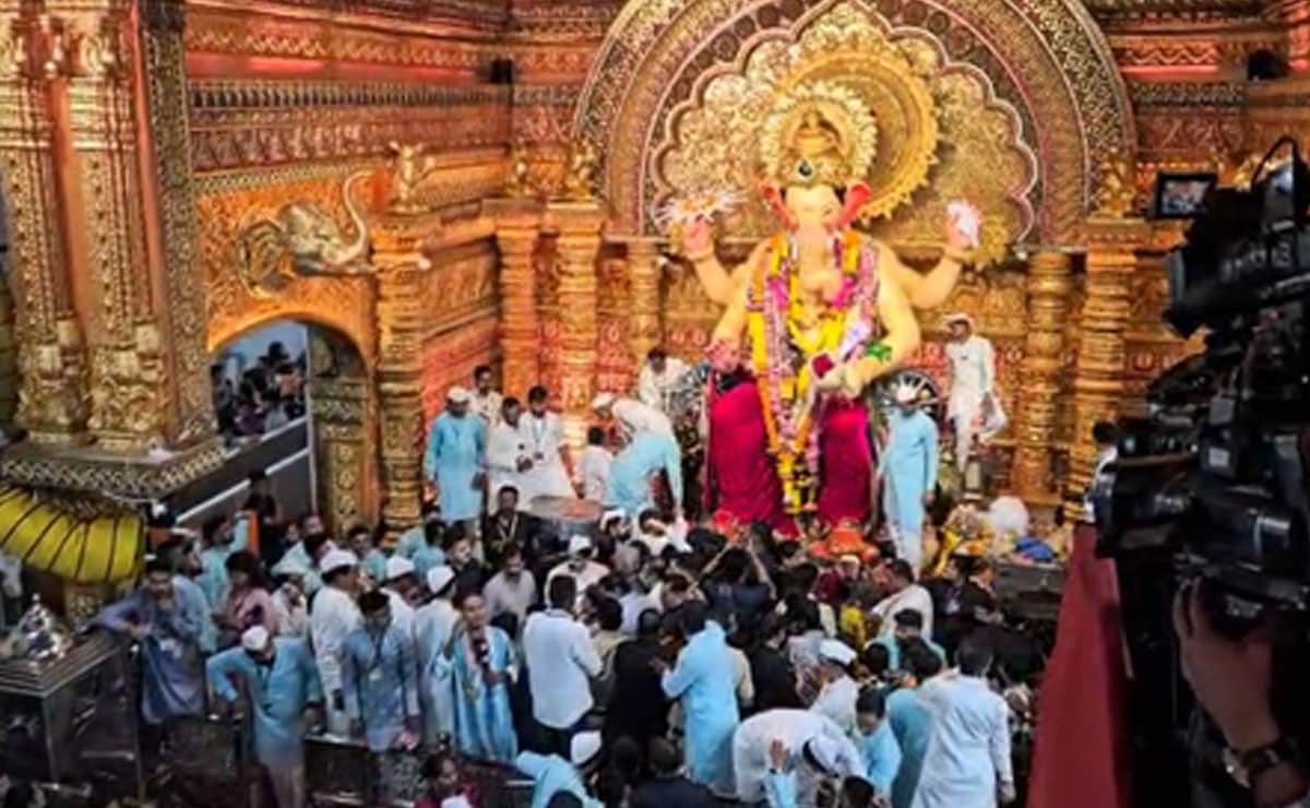 Ganesh Chaturthi: Massive crowd at Lalbaugcha Raja, devotees say 'feels like heaven'