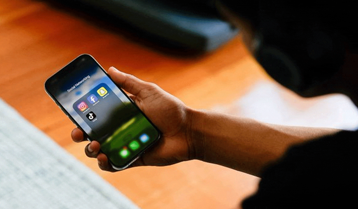 Social media platforms required to deactivate accounts of under-16s under Australian ban