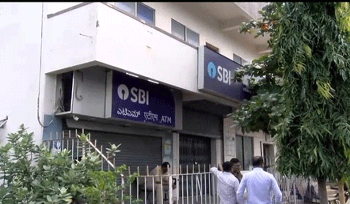 Karnataka bank robbery case: Bag with 6.54 kg of gold and cash seized in Maharashtra village