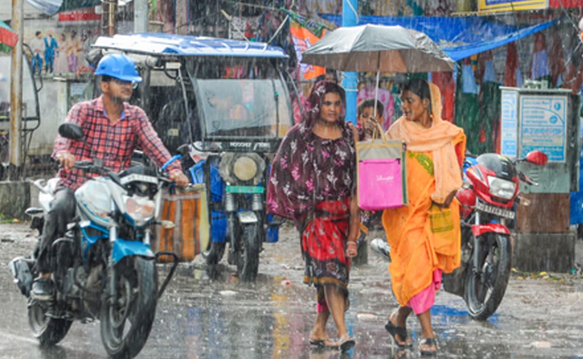Met office issues orange alert for heavy rain in several Bengal districts