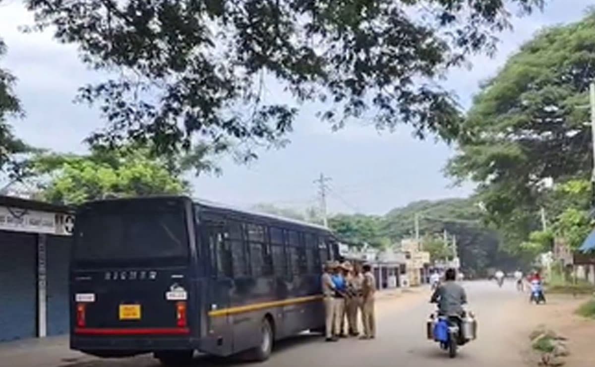 Dussehra invite to Banu Mushtaq: K'taka BJP workers detained ahead of 'Mysuru Chalo' protest