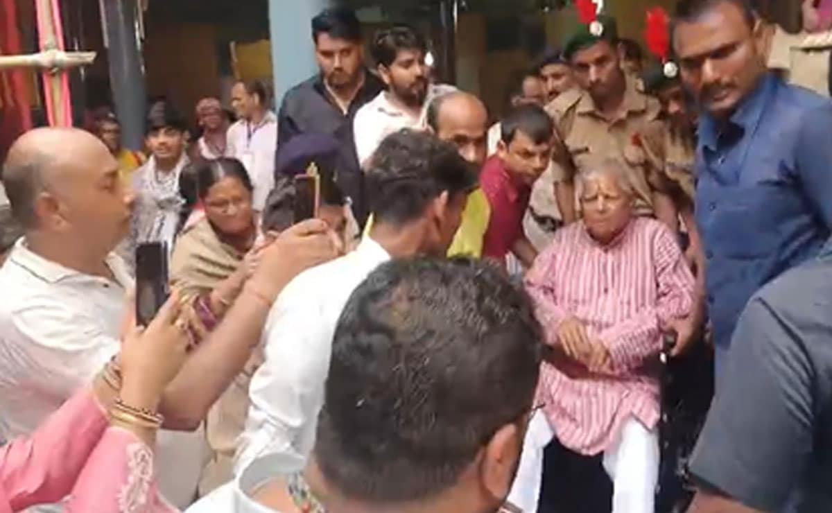 RJD chief Lalu Yadav performs 'pind daan' with family at Vishnupad temple during Pitru Paksha fair in Gaya