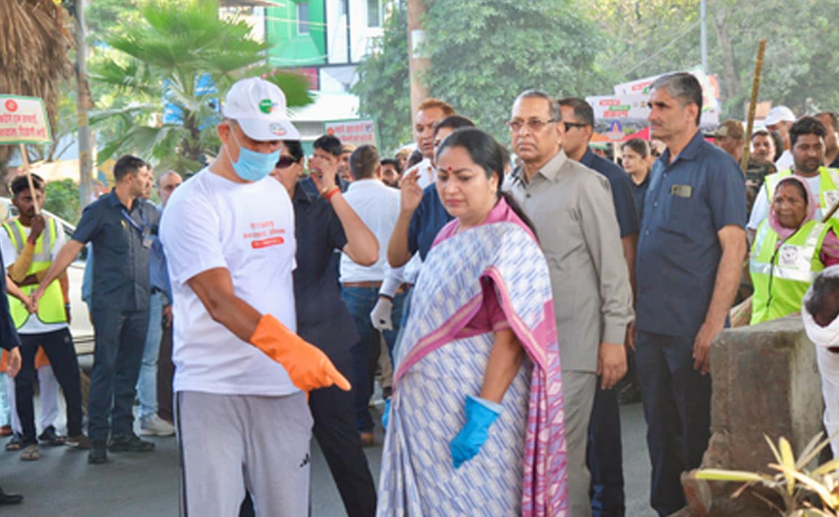 CM Rekha Gupta, ministers partake in cleanliness drive, remove garbage from Ring Road