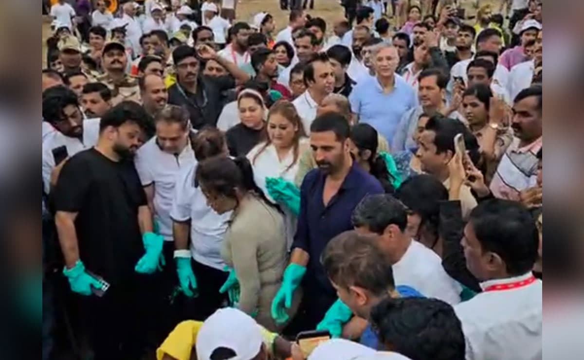 Akshay Kumar cleans up Mumbai’s Juhu beach a day after Ganpati Visarjan