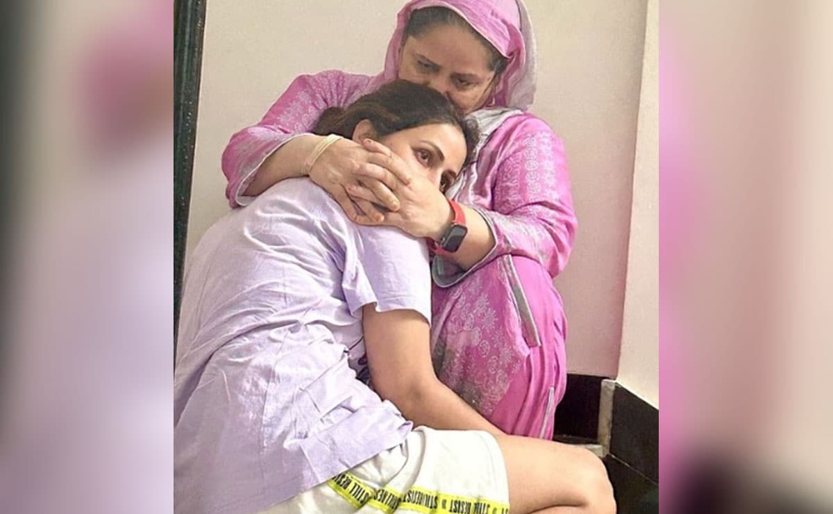 Hina Khan's mother sends her lunch with a heartfelt note: "I love you forever"