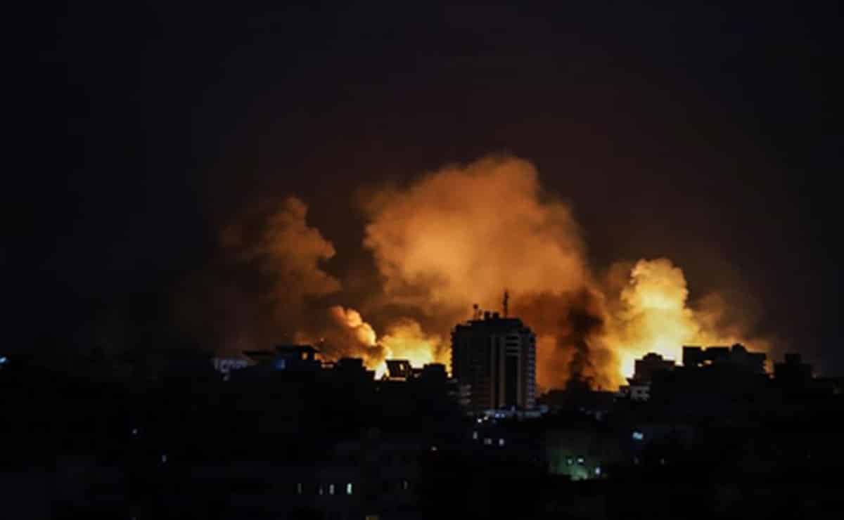 Israeli warplanes strike Hezbollah targets in Lebanon