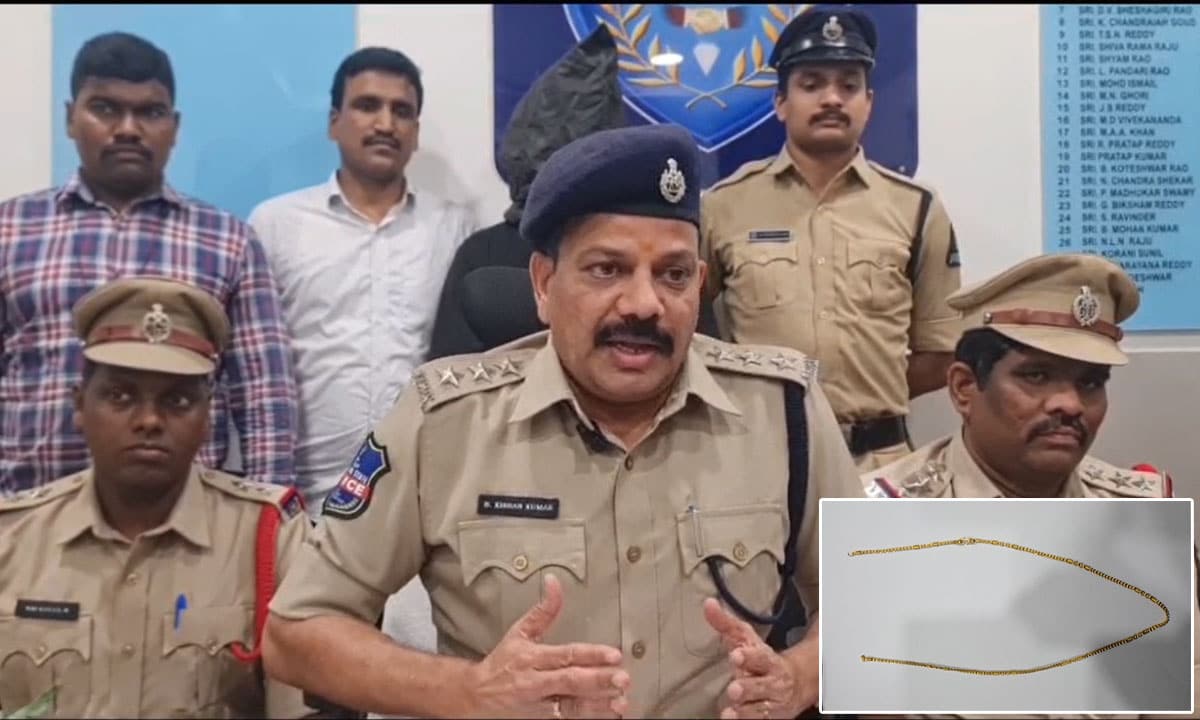 Chain Snatching Incident in Mehdipatnam, Police Constables Brave Chase to Nab Accused
