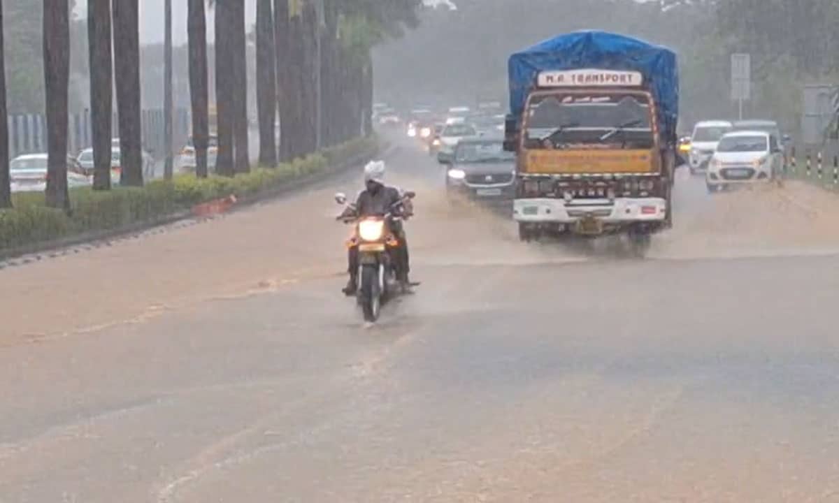 Hyderabad Rain Alert: Heavy Downpour Disrupts Traffic, More Showers Expected in Next 3 Days