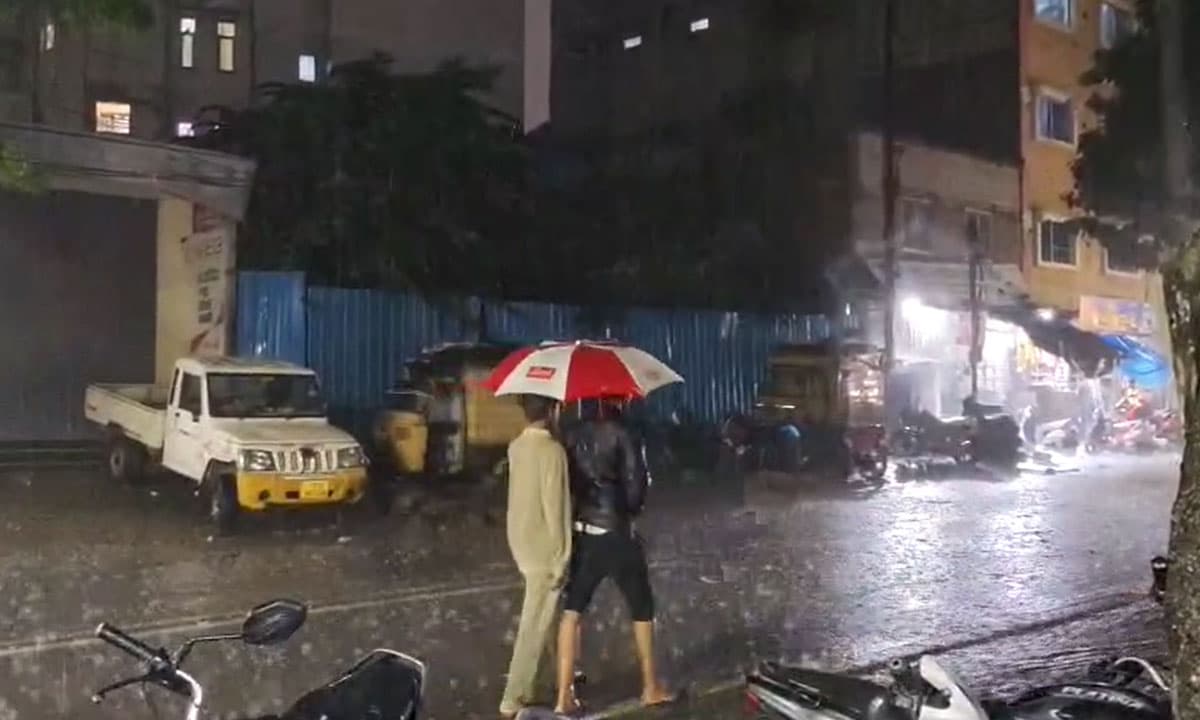 Heavy Rains Lash Hyderabad, Roads Flooded and Traffic Comes to a Standstill