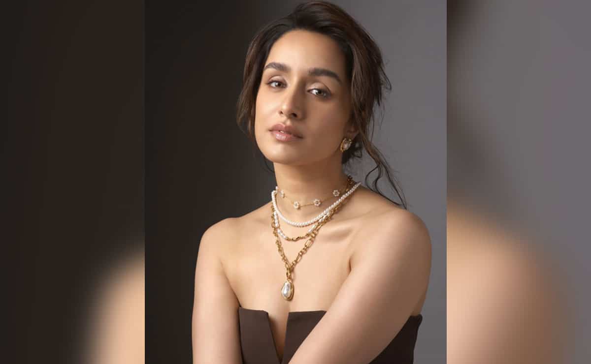 Shraddha Kapoor devours all of 6 “Ukadiche Modak” on Ganpati Visarjan