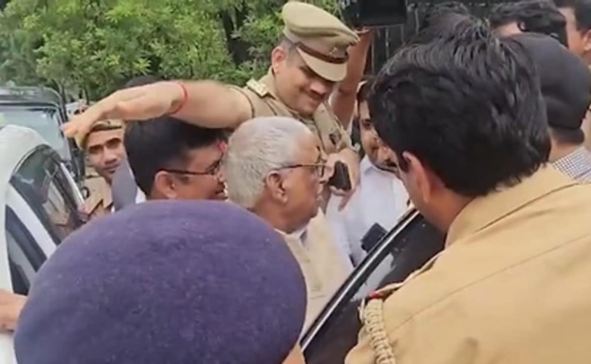 SP delegation leaves for Bareilly over ‘I Love Muhammad’ row; heavy police deployment stops leaders
