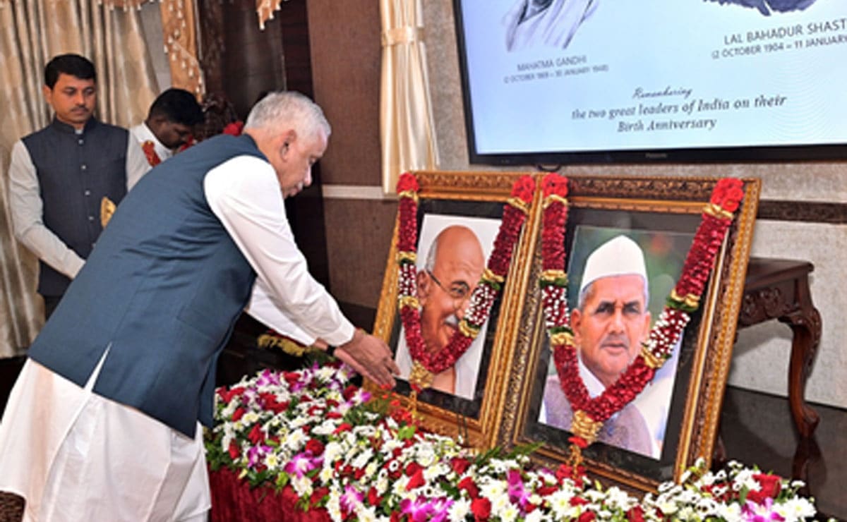 Andhra Pradesh Governor, CM pay tributes to Mahatma Gandhi, Lal Bahadur Shastri