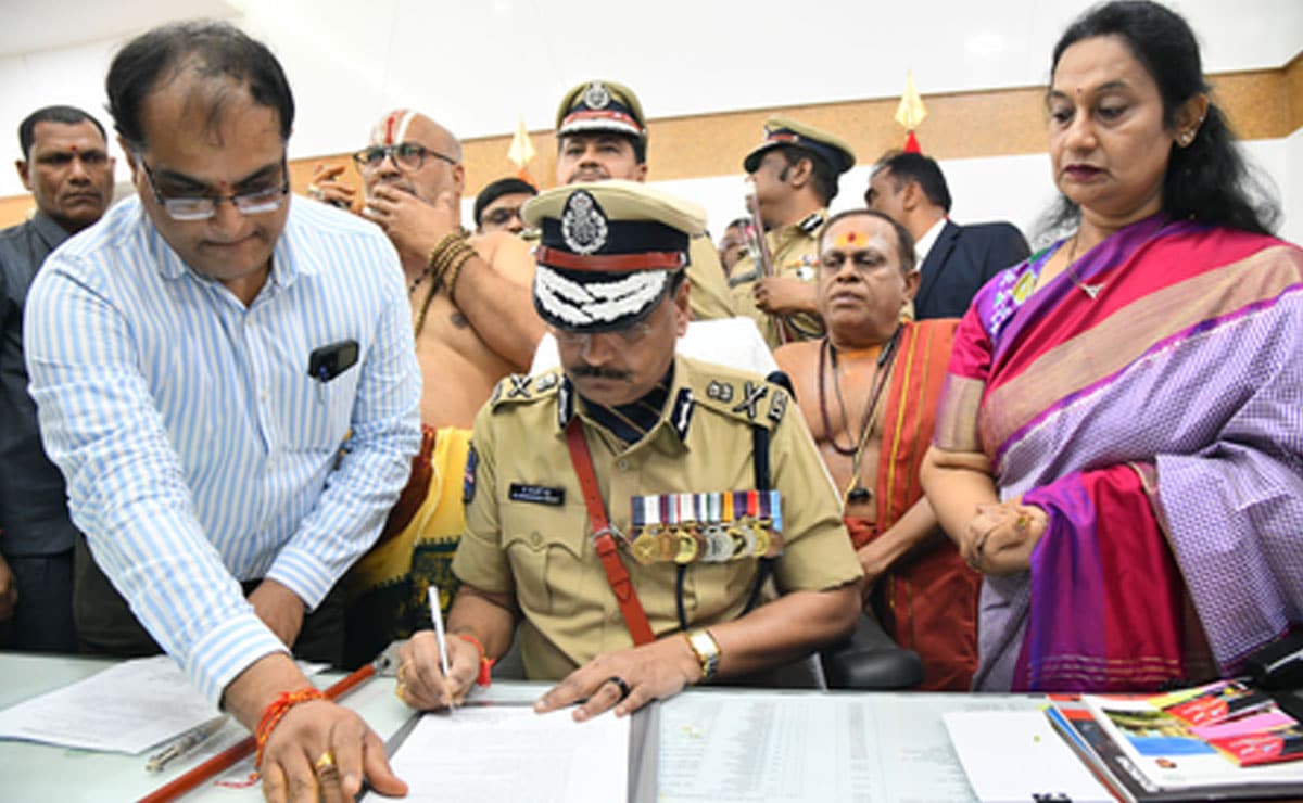Shivadhar Reddy takes charge as Telangana DGP