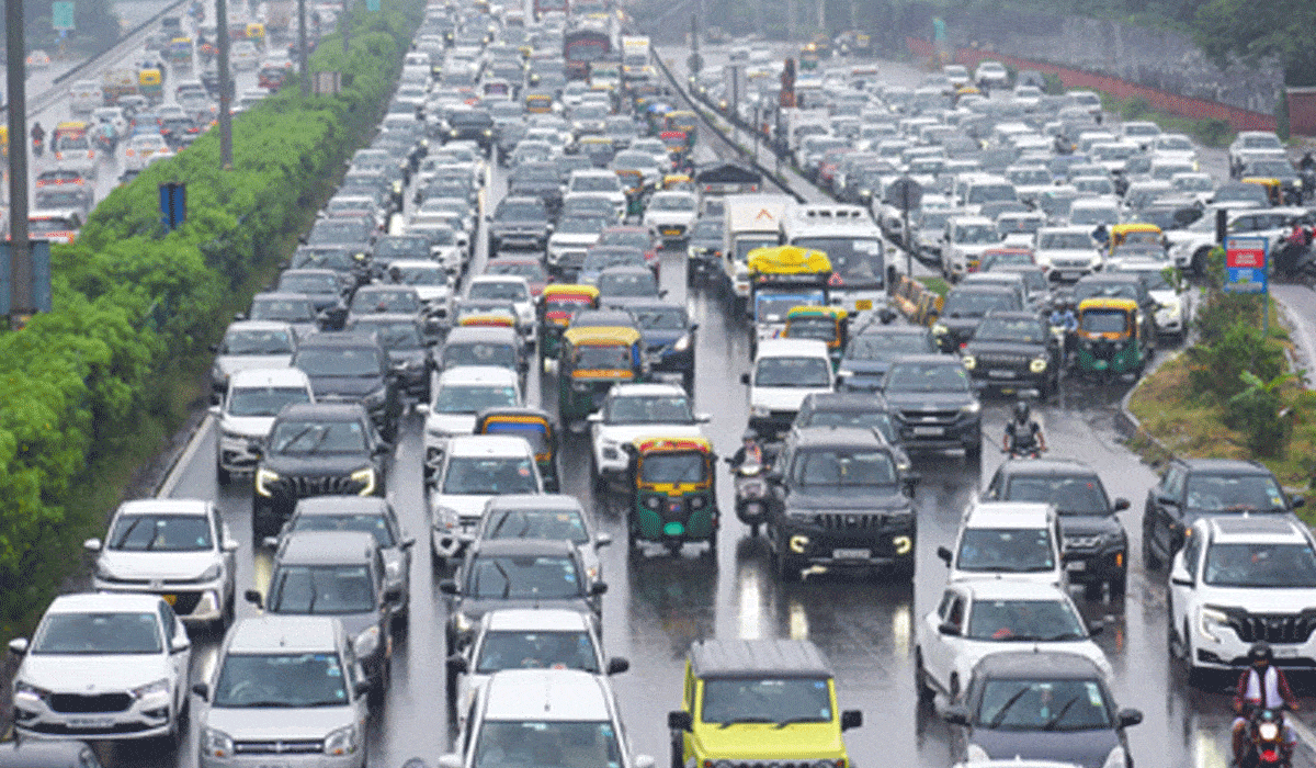 Major traffic jam on Vijayawada-Hyderabad highway as people return home after Dussehra holidays